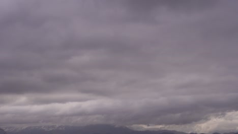 las nubes de lluvia sobre los picos nevados de las montañas se mueven lentamente