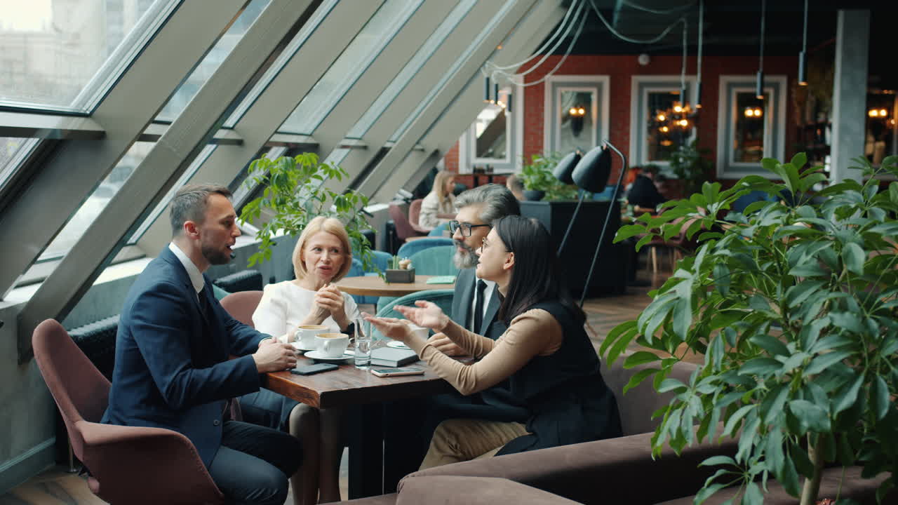 카페 에서 사업 회의