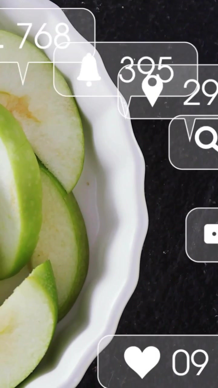 Video verticale: Bolle social in arrivo che animano cuori sopra un piatto con spicchi di mela, per annunci alimentari.
