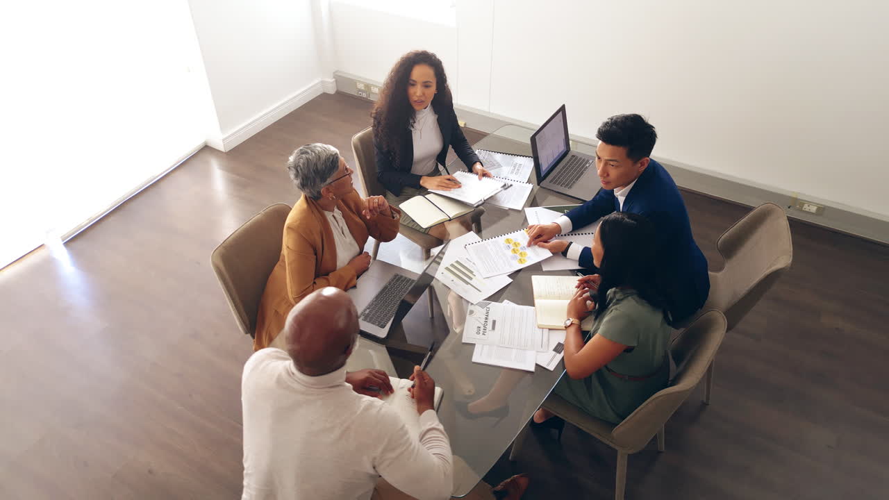 vista desde arriba, documentos y trabajo en equipo de negocios