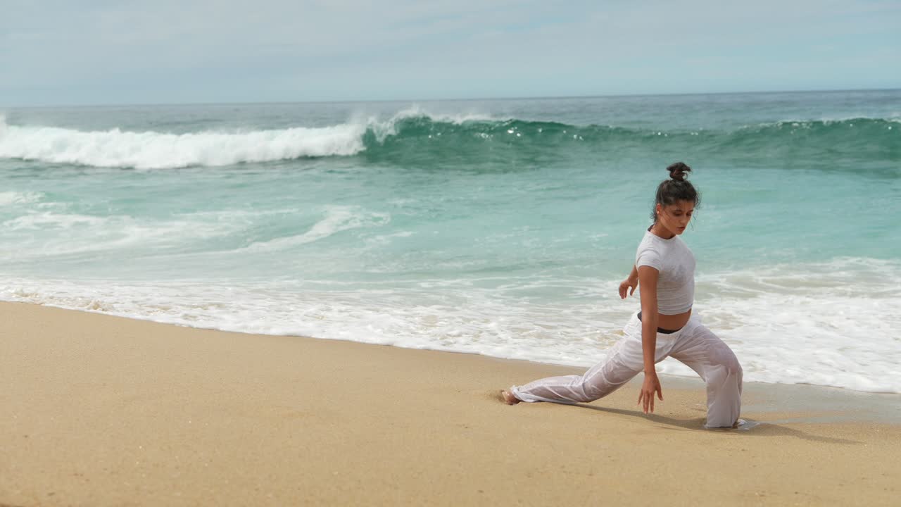 해변 에서 요가 를 연습 하는 여자