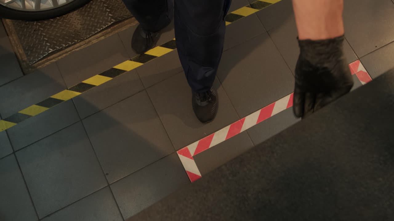 현대 서비스 스테이션에서 자동차 수리를 위한 다양한 도구를 가진 메카닉 오픈 블루 메탈 박스