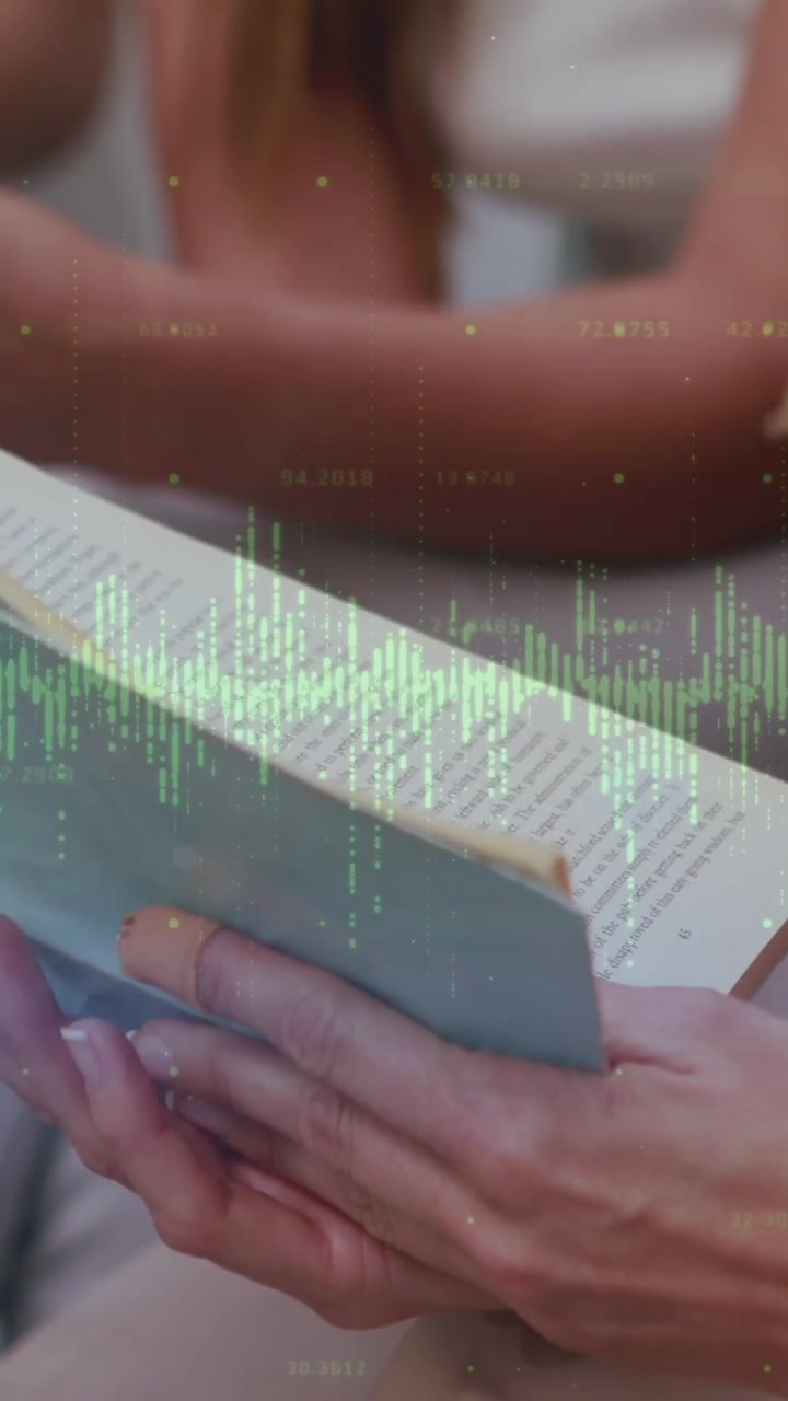 Animazione di statistiche ed elaborazione dati su una donna che usa uno smartphone