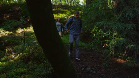 Una-Pareja-Corre-Por-Un-Sendero-En-Un-Bosque