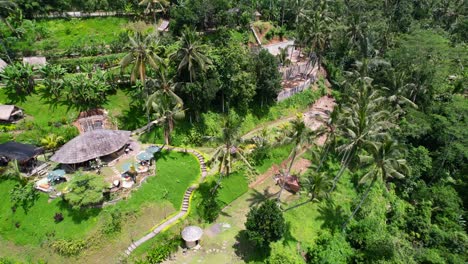 eco cabaña de bambú en una colina con cocoteros en ubud bali indonesia, aérea