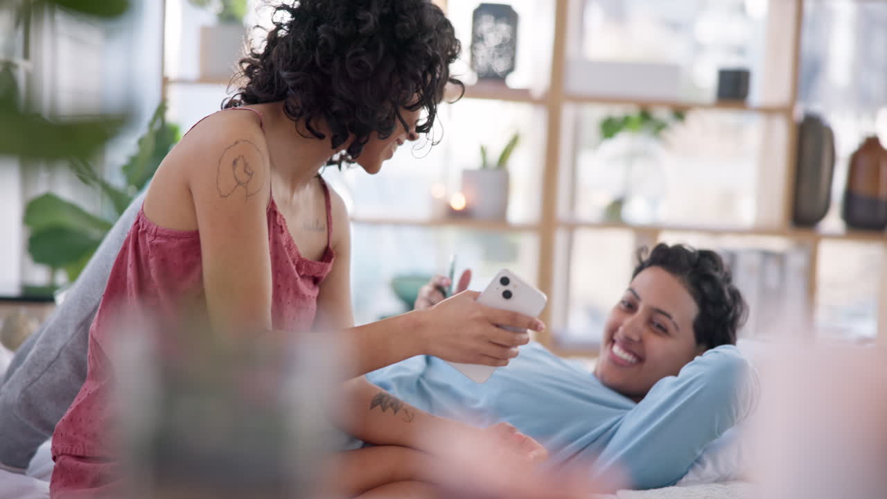 teléfono, pareja de lesbianas y riéndose de meme