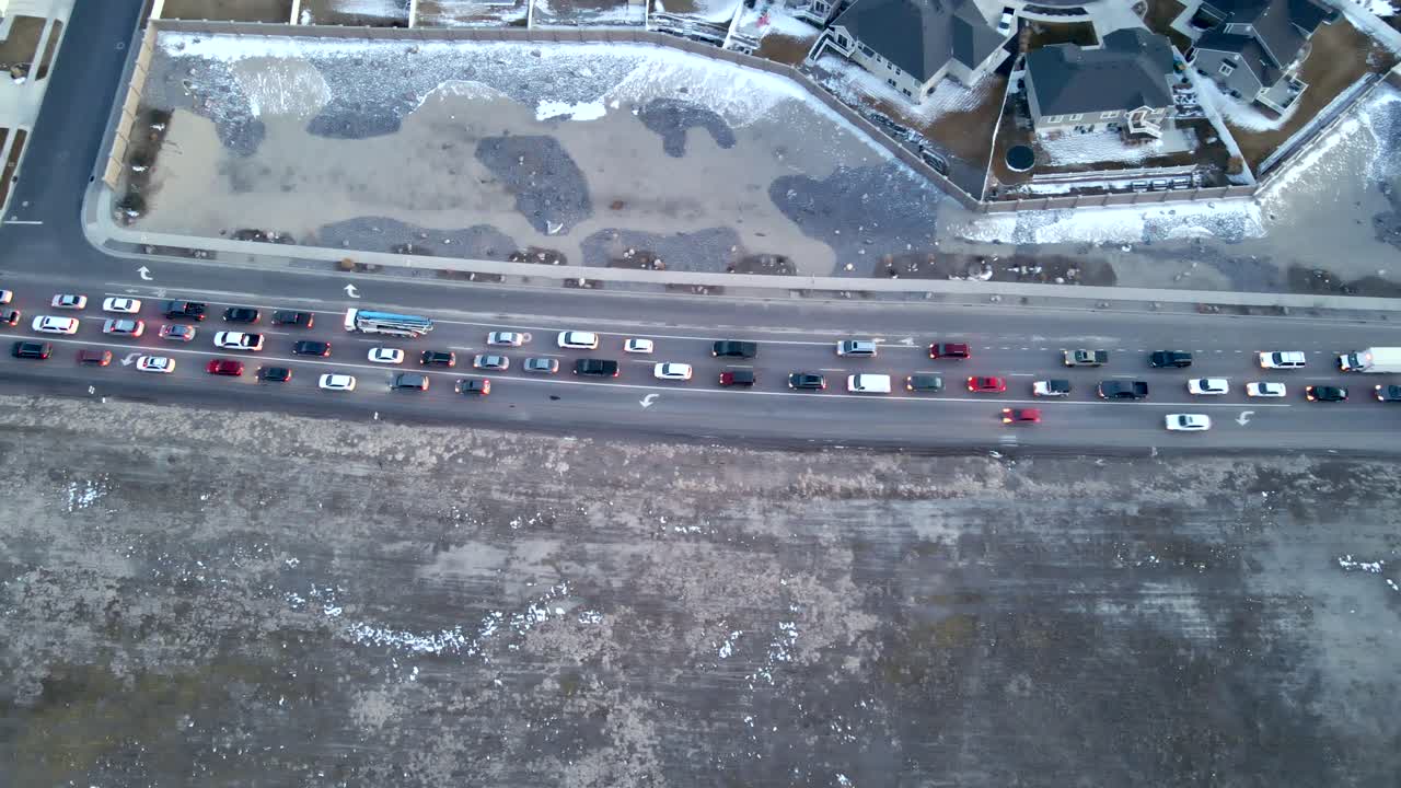 해질녘 러시 아워의 번잡한 거리와 교차로의 교통 - 공중 저속