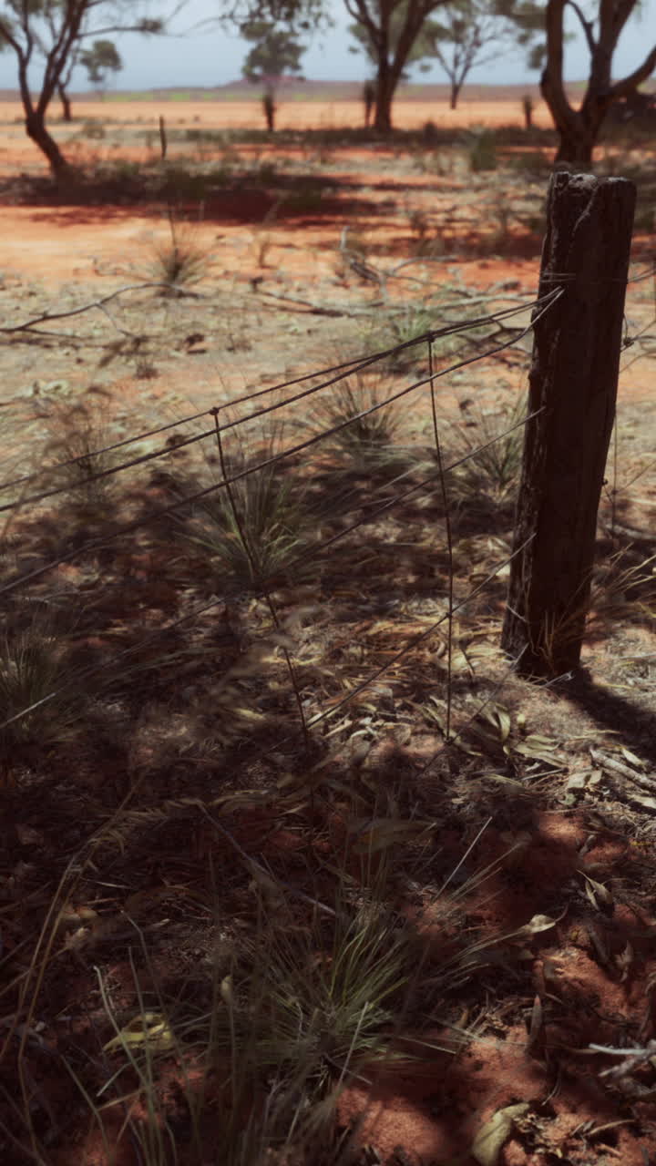 primer plano de un poste de valla desgastado en el interior