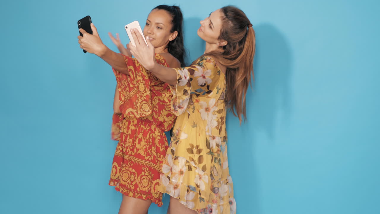 두 명의 여성이 셀피를 찍고 있습니다.