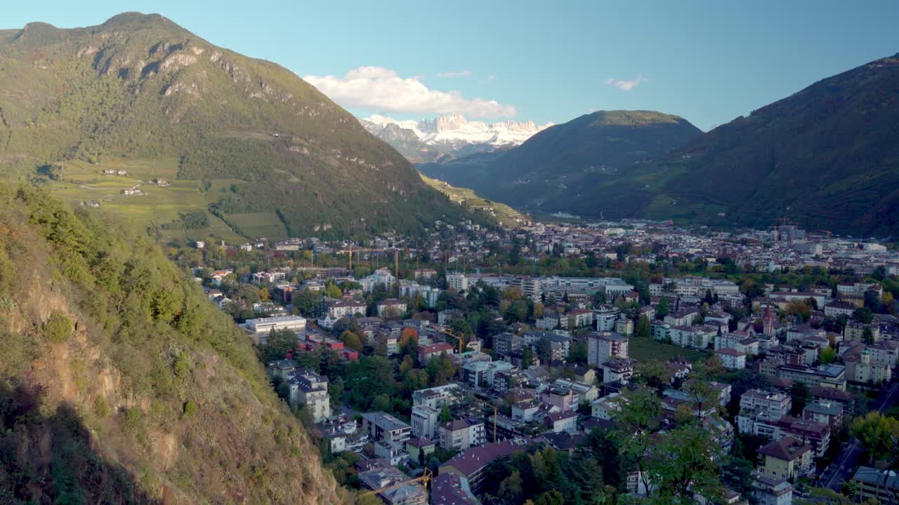 otoño en el tirol del sur - vista por encima de bozen - bolzano hacia el macizo de rosengarten