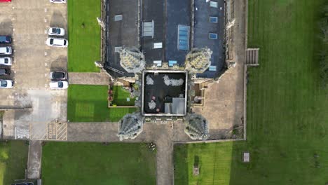 vuelo aéreo de drones sobre la azotea de la iglesia de san jorge en el centro de la ciudad de manchester