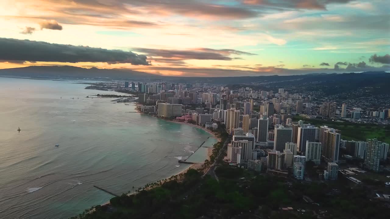 Ripresa aerea sopra la capitale di Oahu nelle Hawaii