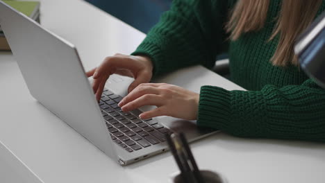 Frau-Tippt-Auf-Der-Tastatur-Eines-Modernen-Laptops-Im-Büro,-Nahaufnahme-Von-Händen,-Die-Nachrichten-Senden-Und-In-Sozialen-Netzwerken-Chatten,-Im-Internet-Oder-In-Programmen-Arbeiten