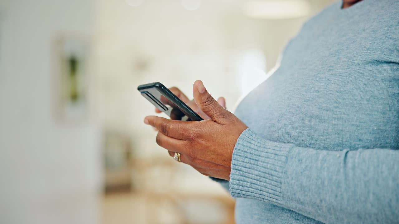 le mani di una donna con il telefono, che scrive.