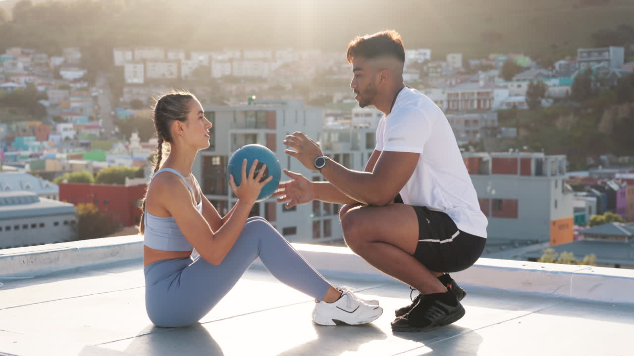 sentadillas, fitness y entrenador personal con una mujer