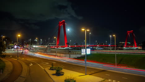 tráfico en el puente nocturno de rotterdam