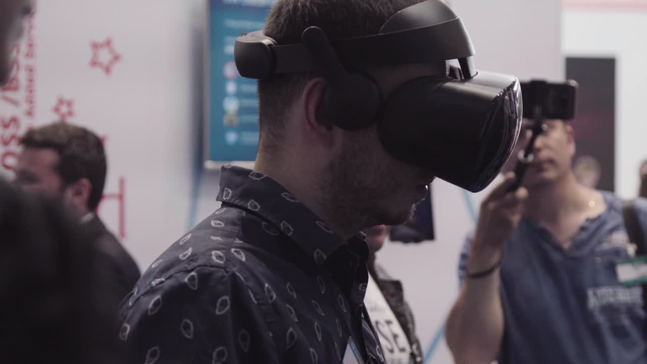 demostración de realidad virtual en una feria comercial