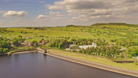 Bescheidenes-Leben-Am-Langsett-Reservoir-Mit-üppigem,-Blühendem-Grün