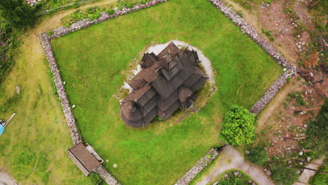 Vista-Aérea-De-Arriba-Hacia-Abajo-De-La-Iglesia-Heddal-Stave-En-Noruega