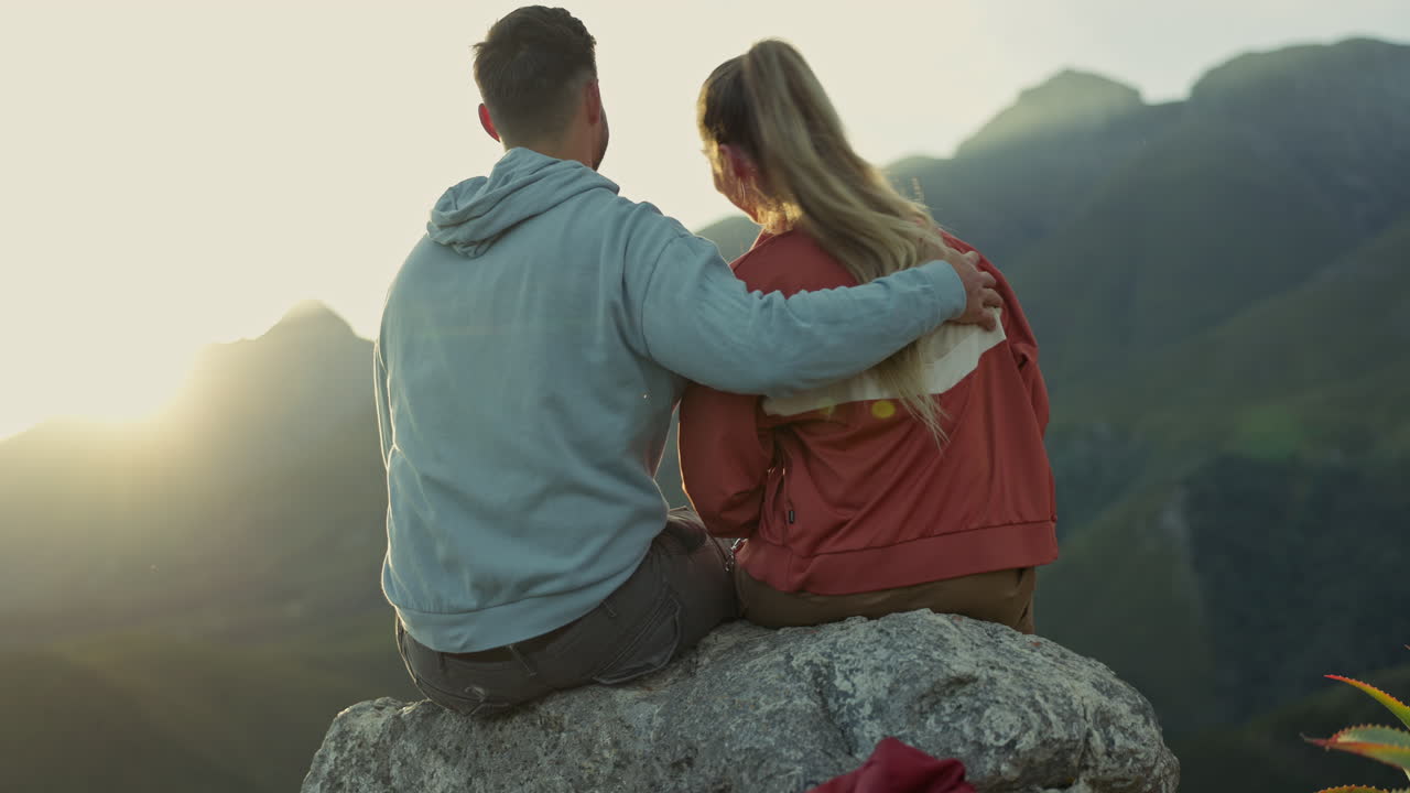 senderismo, vista de la montaña y una pareja feliz abrazándose