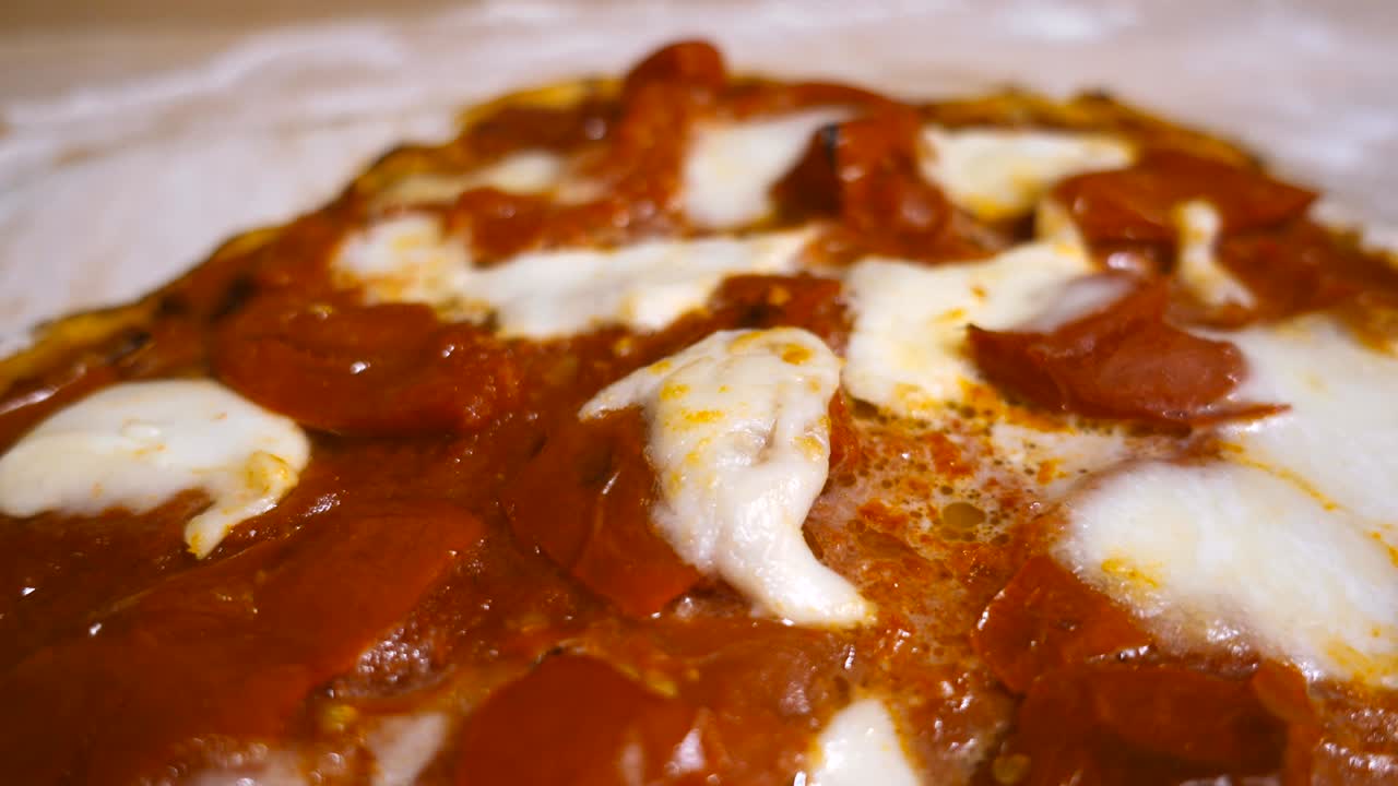 Primo piano di una vera e deliziosa pizza italiana
