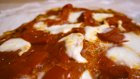 un primer plano de una verdadera pizza italiana deliciosa