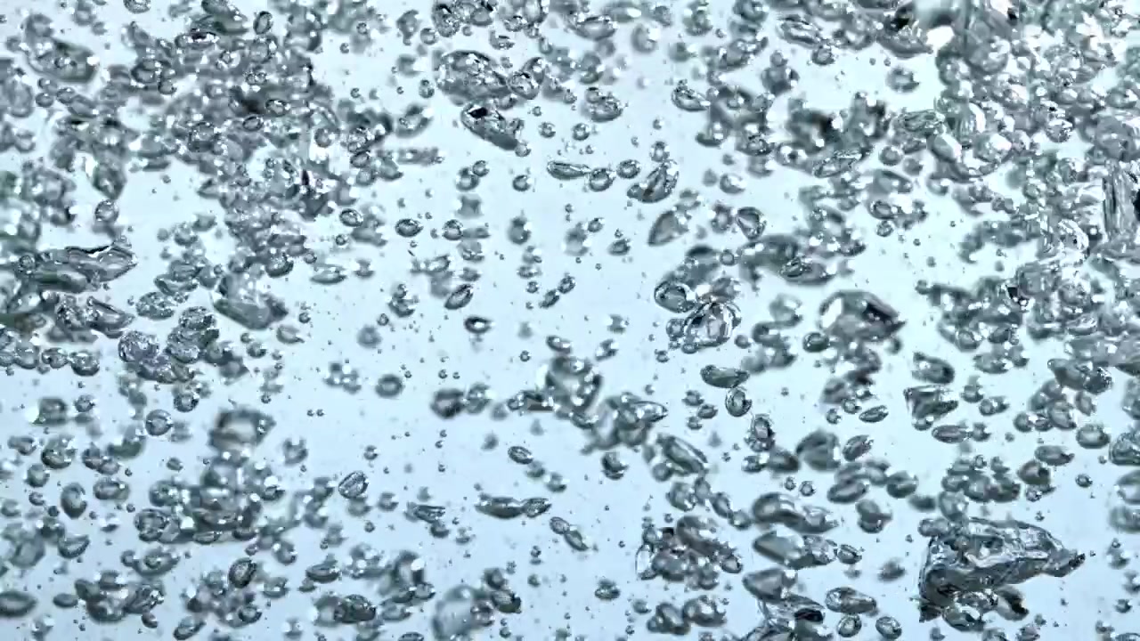 Bolle d'aria al rallentatore che salgono in acqua limpida