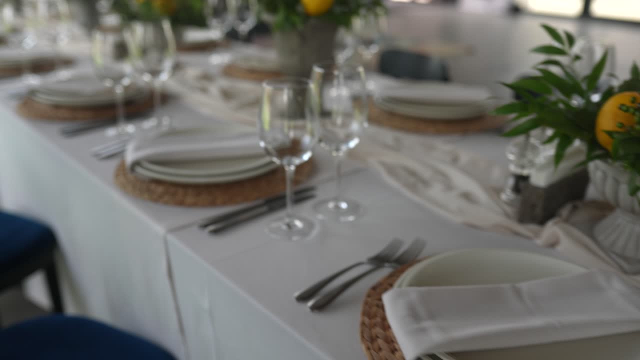 elegante decoración de la mesa con limones y flores