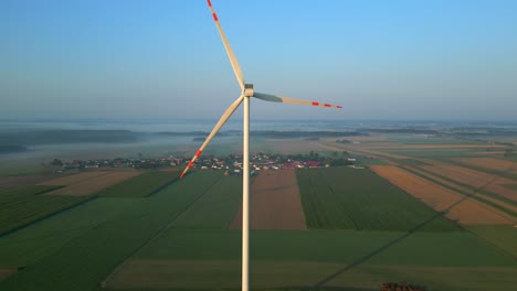 Drohnenaufnahme-Eines-Langsam-Rotierenden-Windturbinenpropellers