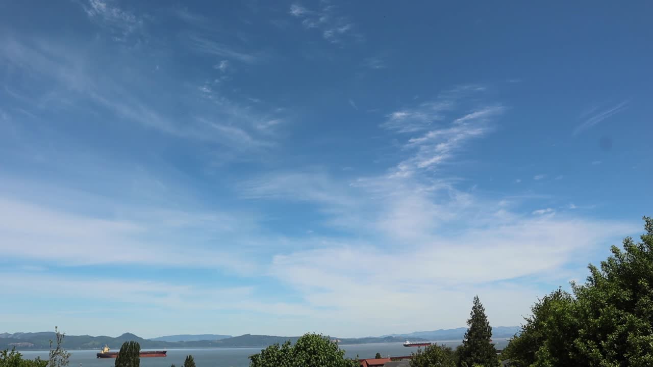 콜럼비아 강을 따라 5 월에 아스토리아 오리건의 갑판에서 시간 경과