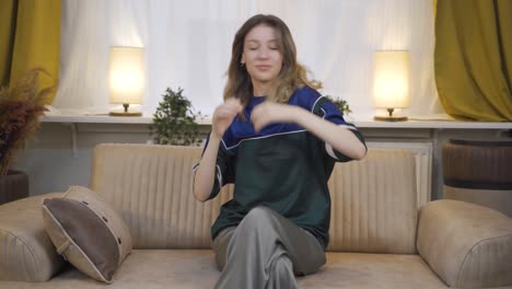 una joven bailarina feliz llena de alegría.