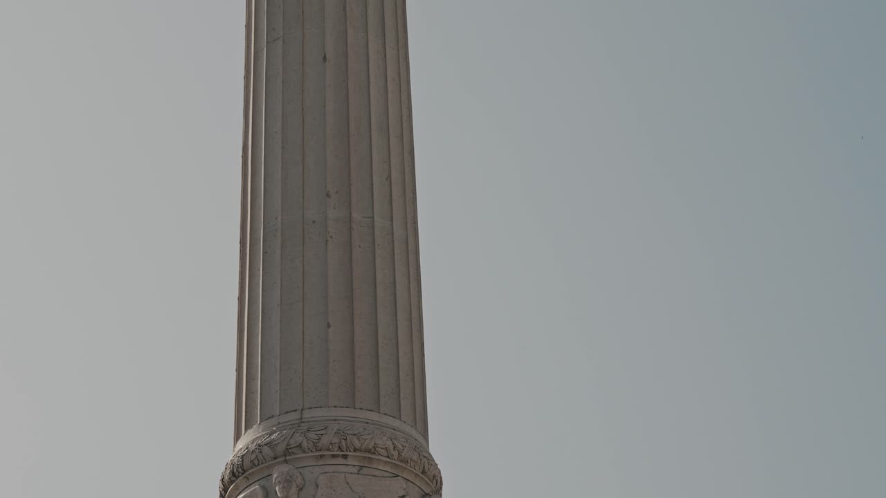 estatua en la plaza rossio en lisboa, portugal, vista hacia arriba