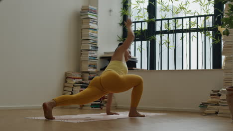 mujer practicando yoga en casa