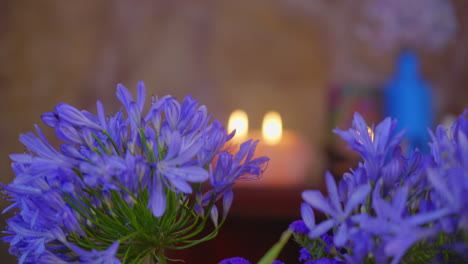 Ramo-De-Flores-De-Lirio-Del-Nilo-Con-Luz-De-Velas-Y-Fondo-Rústico.