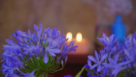 ramo de flores de lirio del nilo con luz de vela y fondo rústico