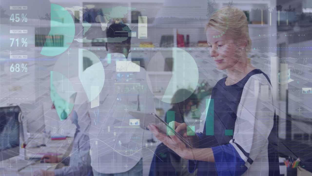 인포그래픽 인터페이스의 애니메이션, 태양 패널의 공중 시각, 기술을 사용하는 백인 여성