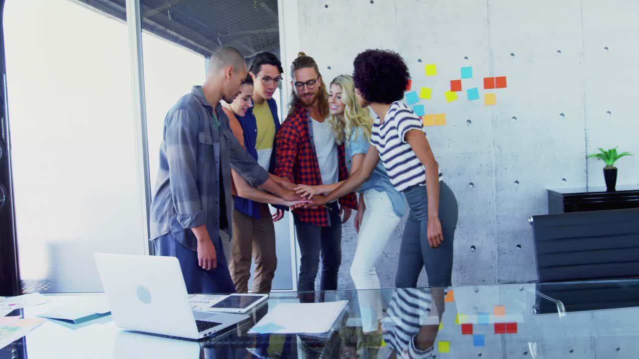 compañeros felices formando mano a mano 4k