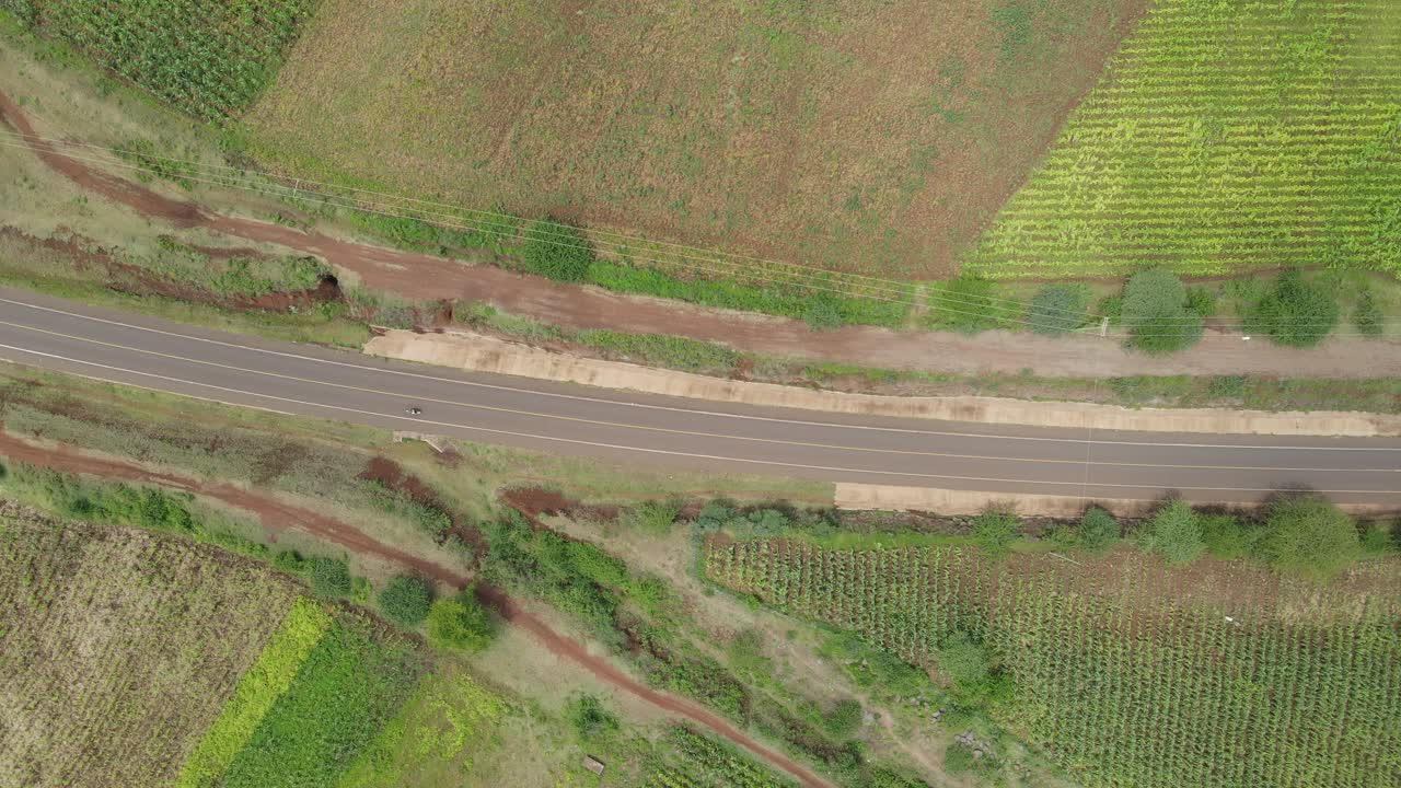 케냐, 로이토키톡, 시골길을 운전하는 단일 오토바이에 대한 하향식 보기