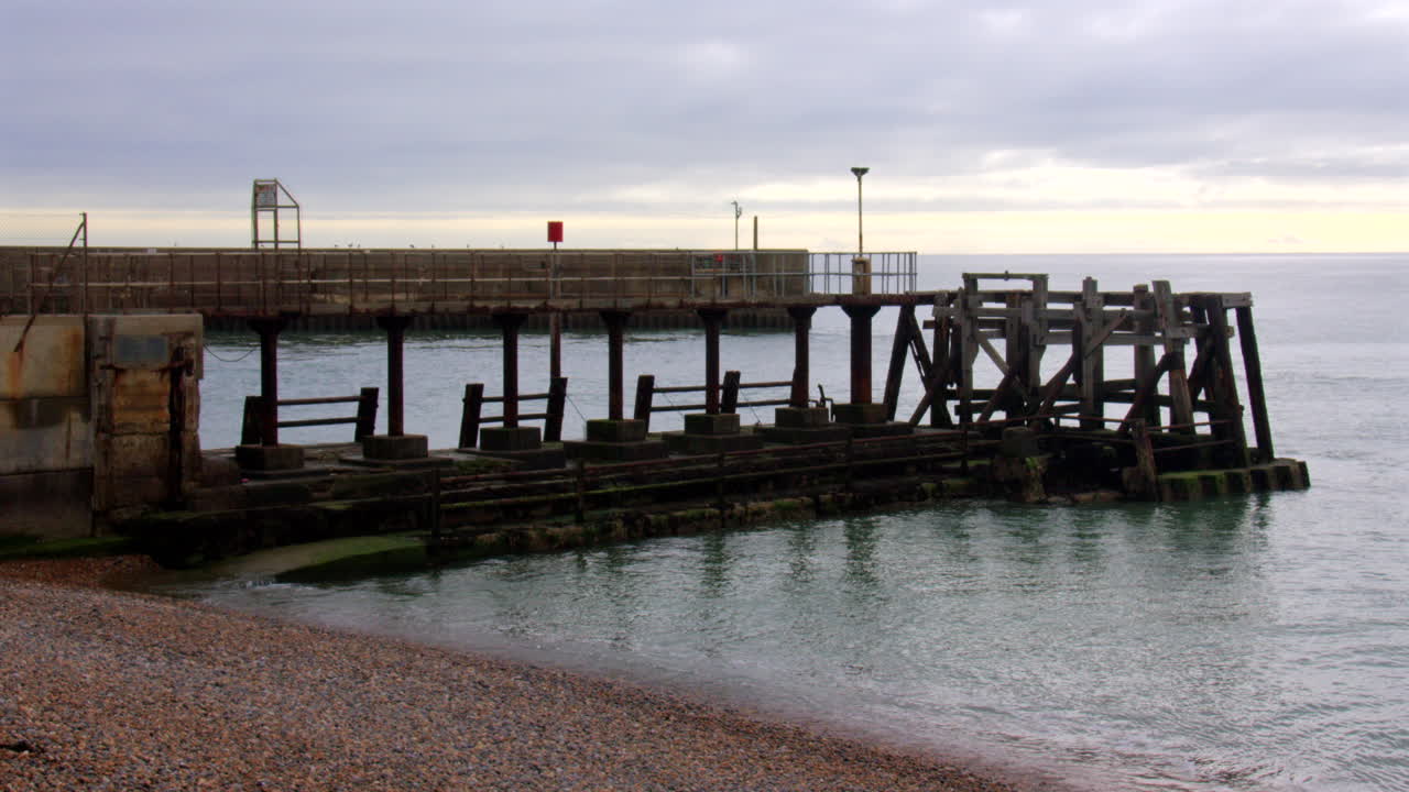 Ingresso del vecchio molo abbandonato al porto di Shoreham.