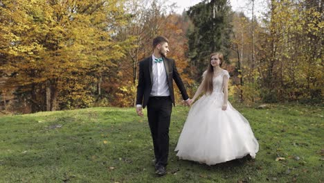 Recién-Casados.-Novio-Caucásico-Con-Novia-En-El-Parque.-Pareja-De-Novios.-Familia-Feliz