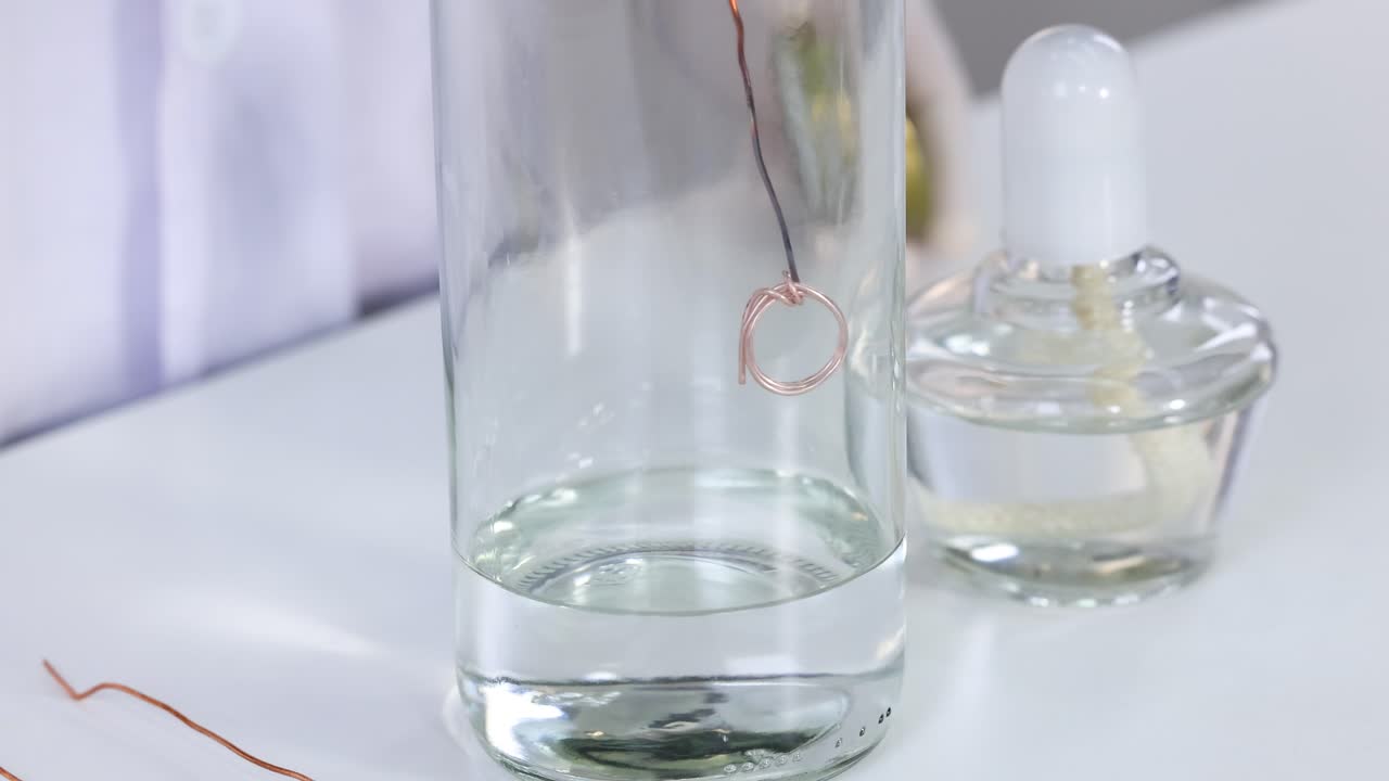 구리와 아세톤을 포함하는 화학 반응이 관찰되었습니다.