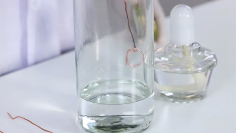 se ha observado una reacción química con cobre y acetona