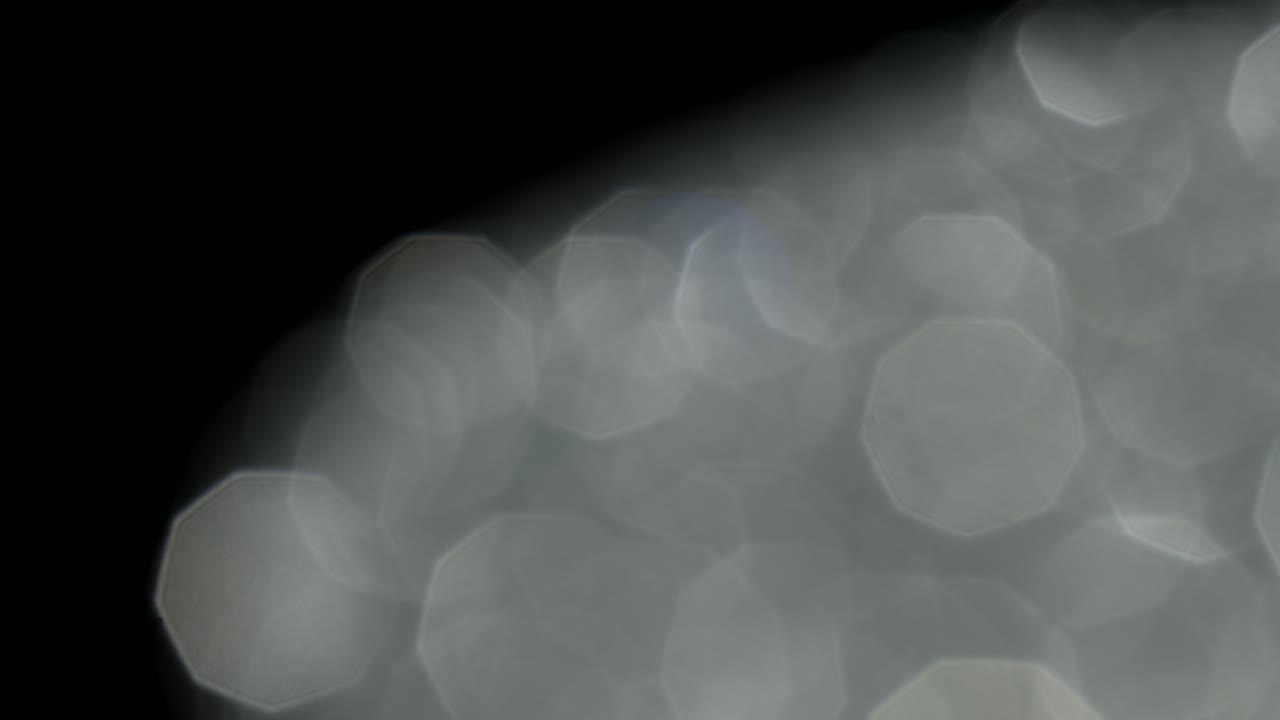 렌즈 빛의 누출 4k 영상. 렌즈 반이는 플레어 보케 오버레이, 불타는 불꽃 배경. 플래시 광선 효과