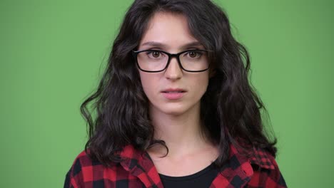 joven mujer de negocios hermosa mostrando el concepto de los tres monos sabios