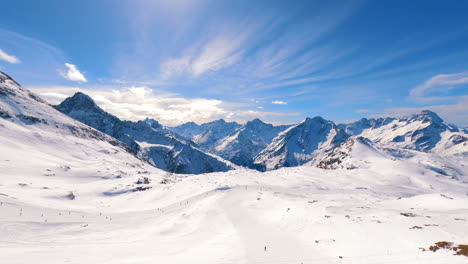 Una-Toma-Aérea-De-Pistas-De-Esquí-En-Les-Deux-Alpes-En-Los-Alpes-Franceses