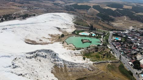 Imágenes-De-Drones-De-Un-Pequeño-Lago-Con-El-Telón-De-Fondo-De-Rocas-Blancas-En-La-Región-Pamukkale-De-Turquía-Cerca-De-La-Ciudad-Y-La-Carretera