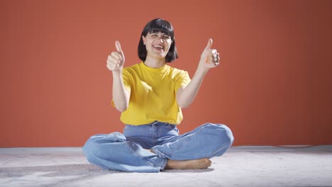 카메라를 바라보는 기 ⁇ 을 경험하는 여성.