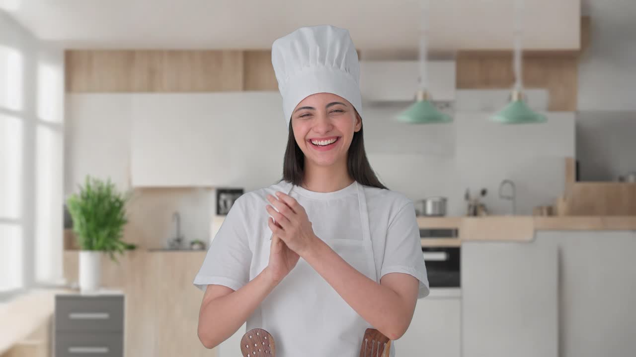 mujer india feliz chef profesional aplaudiendo y apreciando