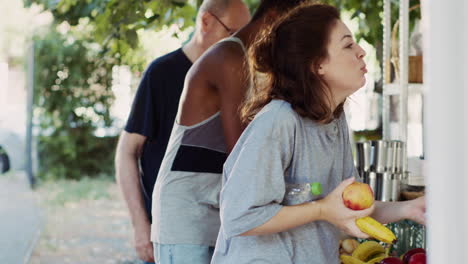 las personas sin hogar reciben comidas calientes