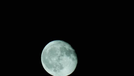 luna panoramica attraverso il cielo notturno